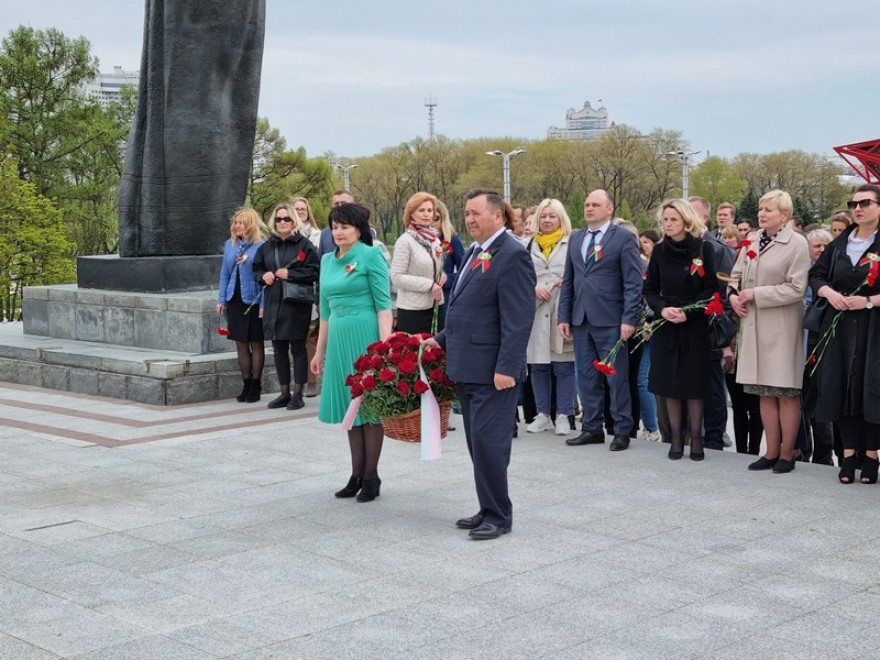 Возложение цветов у стелы «Минск – город-герой»