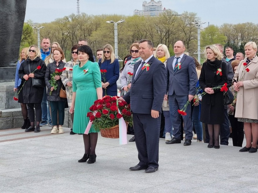 Возложение цветов у стелы «Минск – город-герой»