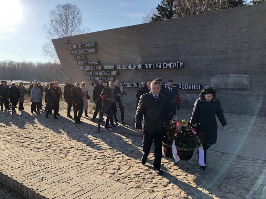 Возложение цветов к Вечному огню