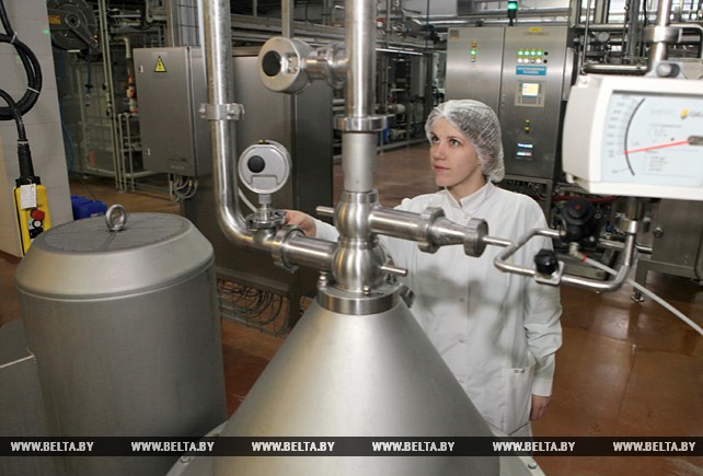 На снимке: инженер-технолог приемно-аппаратного участка цеха сухих молочных продуктов Наталья Региха

