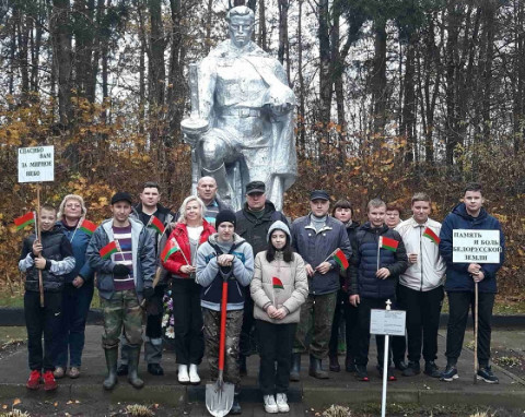 Могилевский облкомитет ПРиООС, Могилевоблгидромет, Могилевская МЛАК, отдел ГЭЭ: высадка деревьев у братской могилы советских воинов в д.Полыковичи, Могилевский р-н