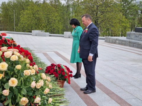 Возложение цветов у стелы «Минск – город-герой»