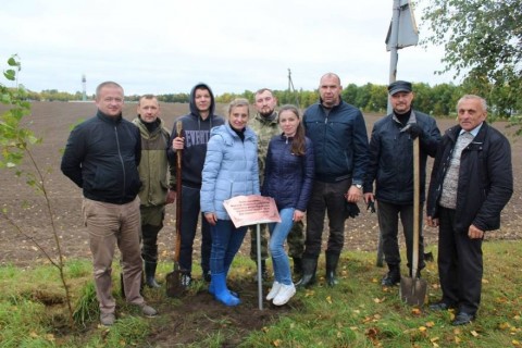 Председатель Минского областного комитета ПРиООС Екатерина Полещук приняла участие в посадке аллеи около д. Володьки Узденского района