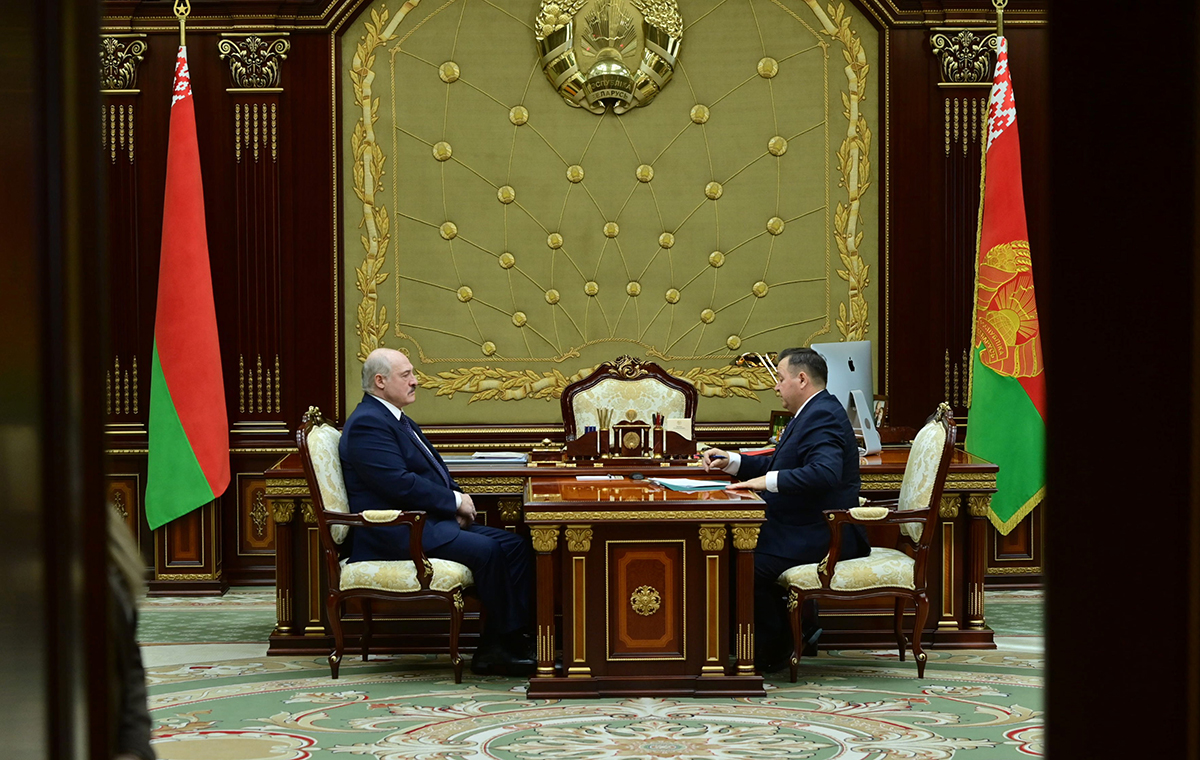 
 Александр Лукашенко принял с докладом министра природных ресурсов и охраны окружающей среды Андрея Худыка
 